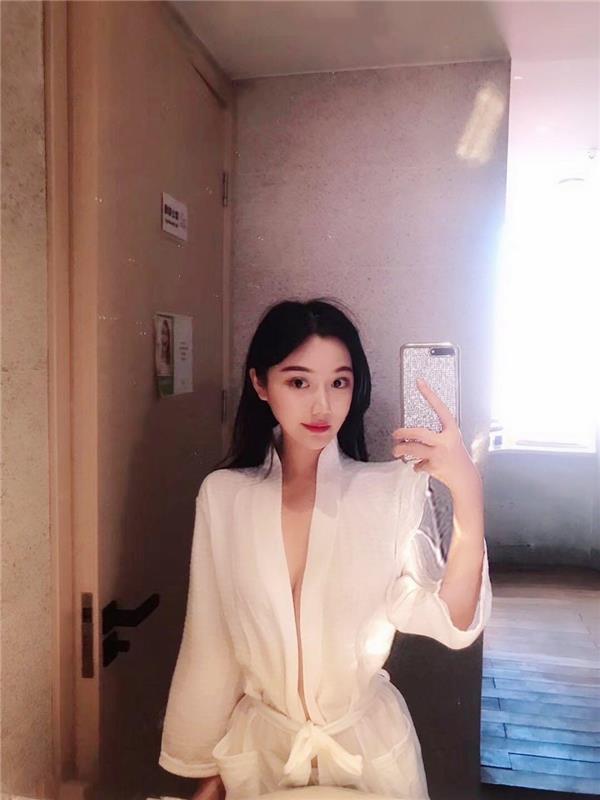 年轻妹儿胸大水多，服务Sao得一批